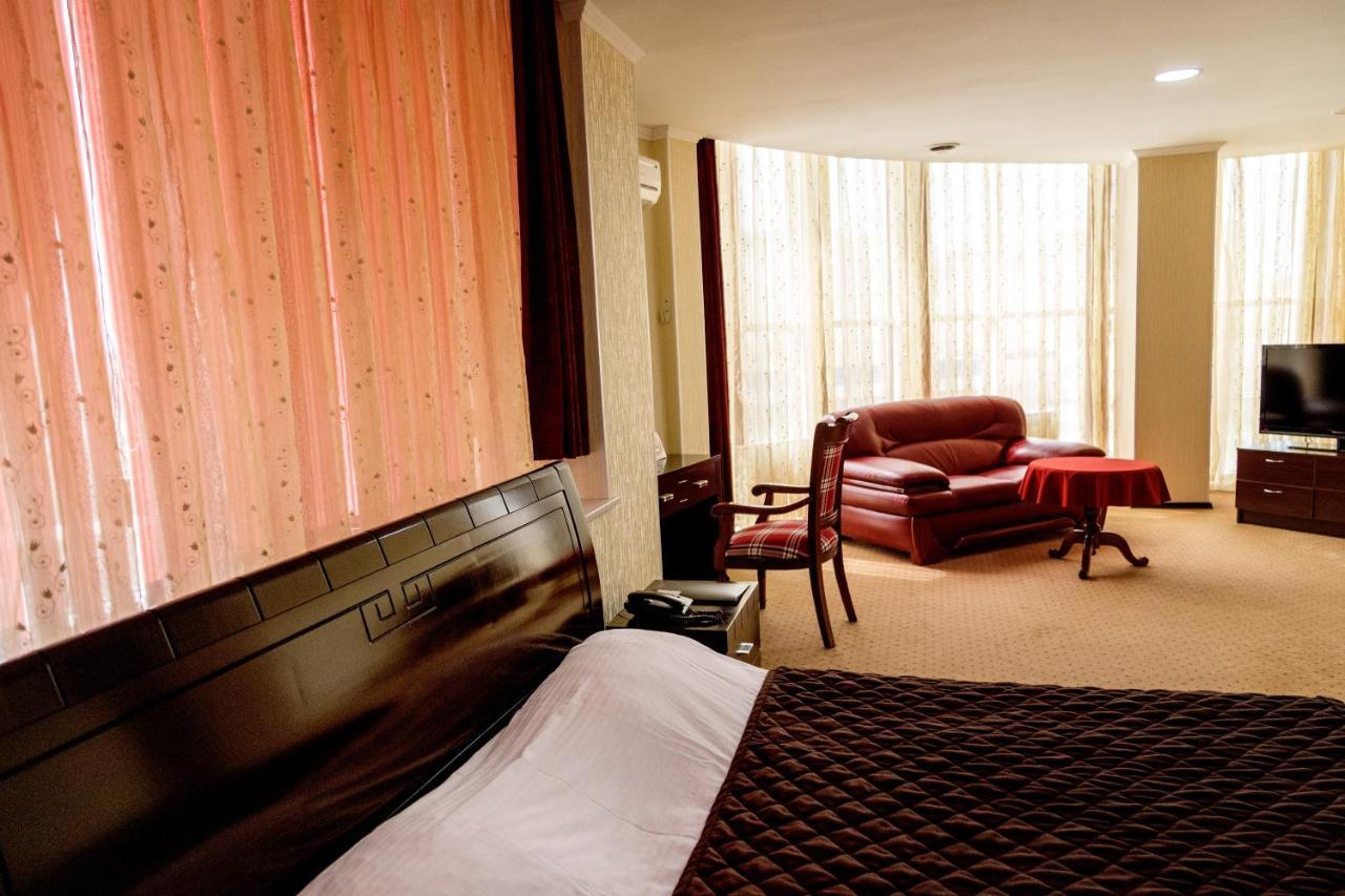 Golden Palace Aktau  Ngoại thất bức ảnh